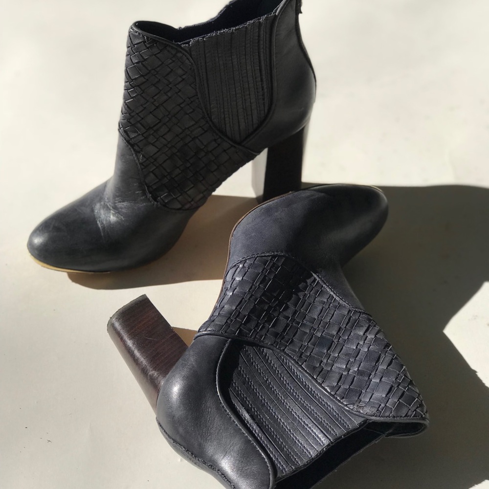 Navy blue, gold tipped, Elliot Lucca booties